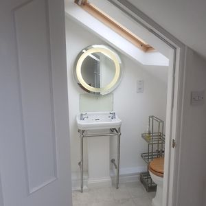 Deluxe Double Room Shower